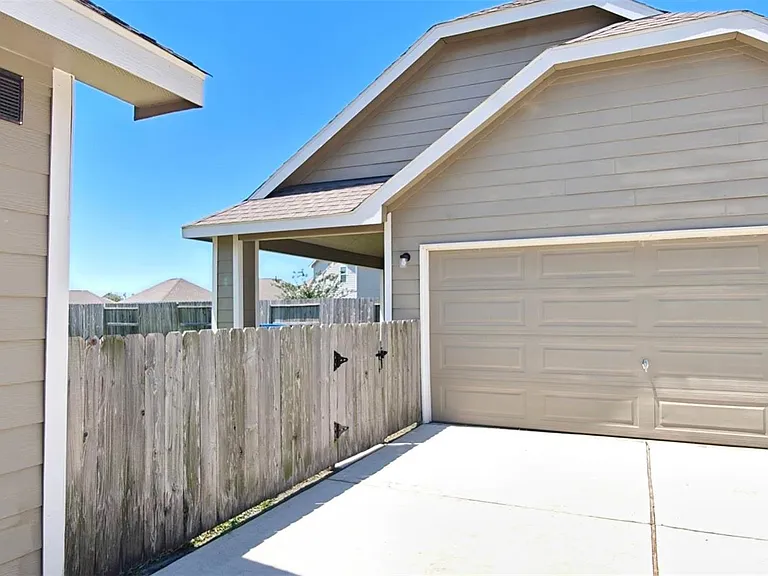 15715 Crosby Hall Dr — Photo 6