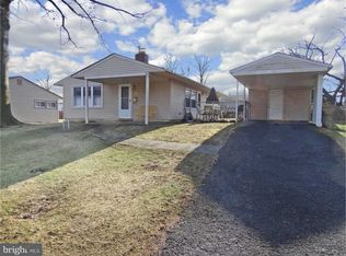 209 Magnolia Dr, Levittown, PA