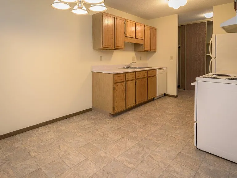 Silver Oaks Court Apartments — Photo 11