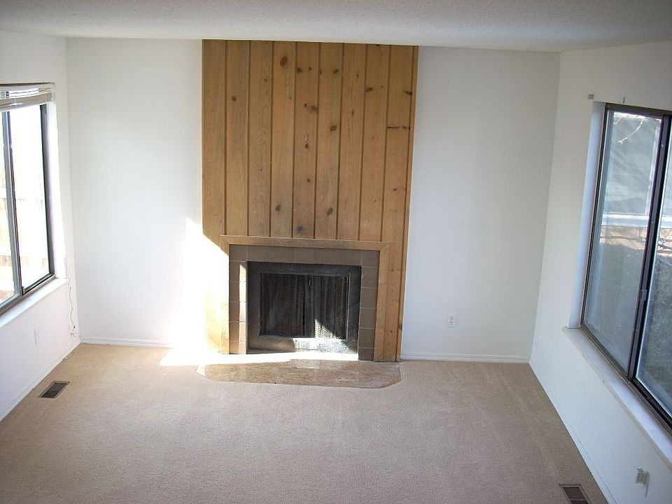 Fireplace, spacious layout, lots of windows, good natural light