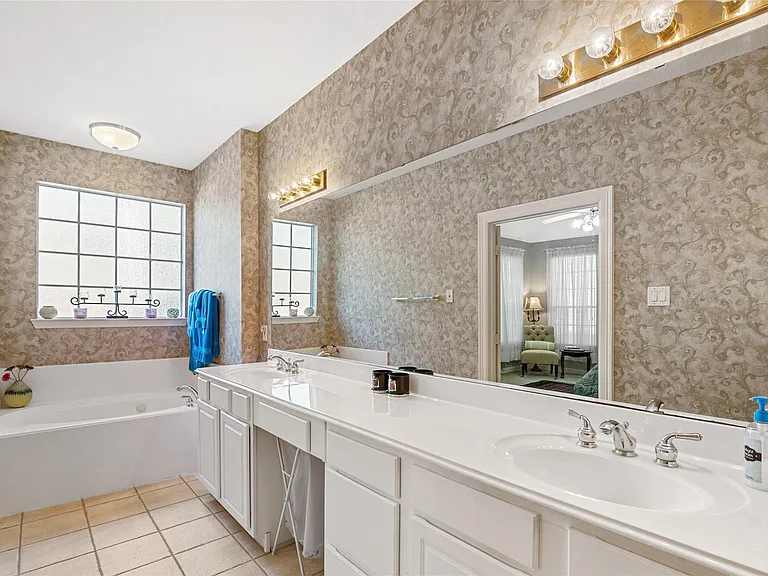 1014 Enclave Sq N — Photo 19