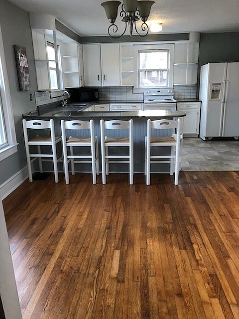 Bar between kitchen & DR.