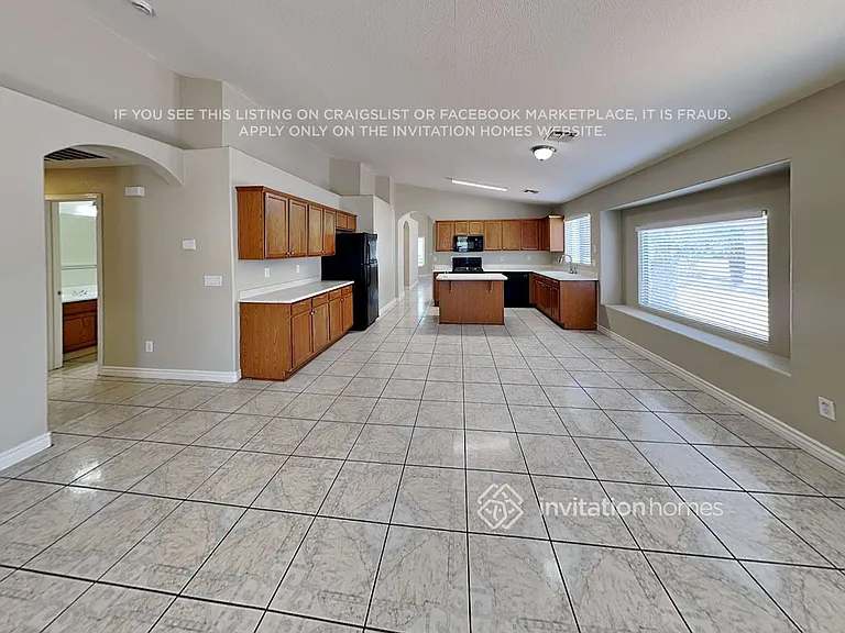 1530 W Saint Anne Ave — Photo 9