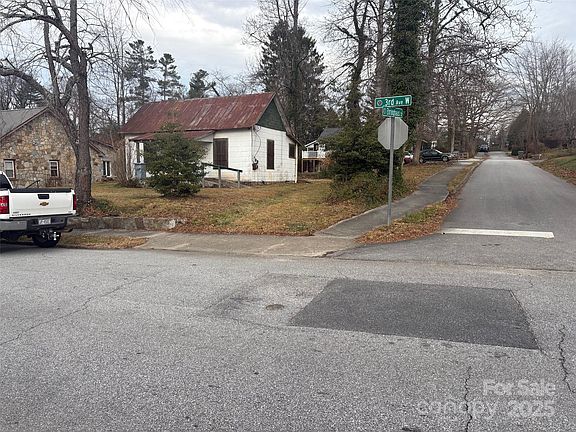 3rd image of 1003 3rd Ave W