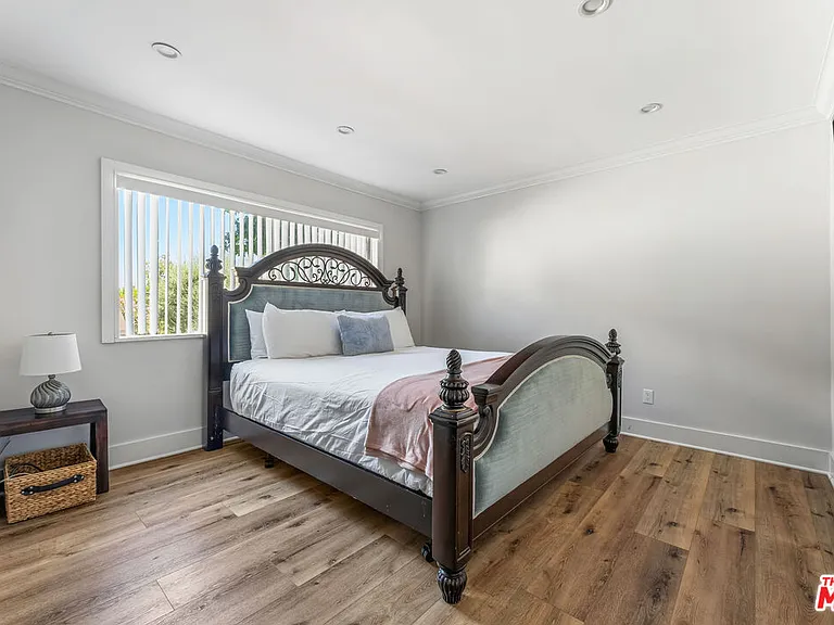 5215 Balboa Blvd #102 — Photo 8