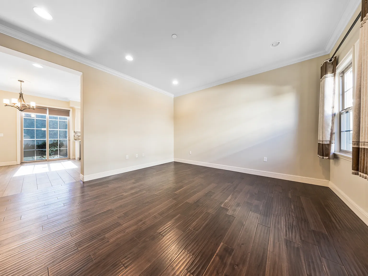3 bed, 2.5 bath, 1568 sqft, $4,200 — Photo 4