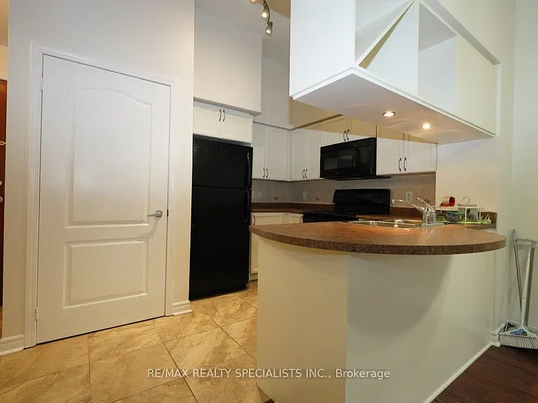 330 Princess Royal Dr #320 — Photo 9