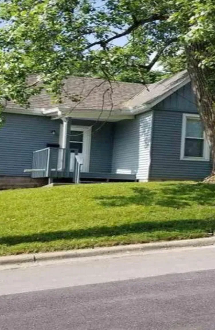 2 bed, 900 sqft, $900 — Photo 2