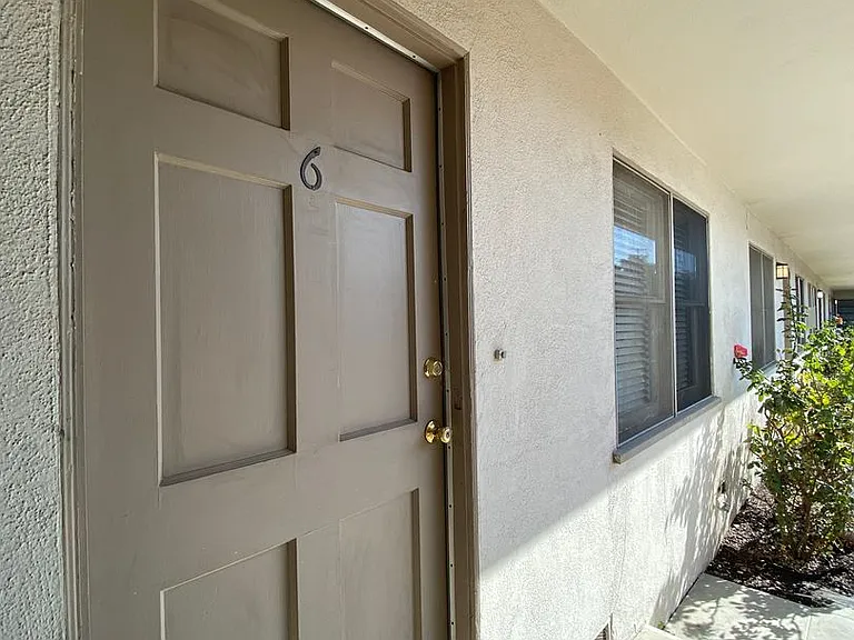 637 E 8th St — Photo 2