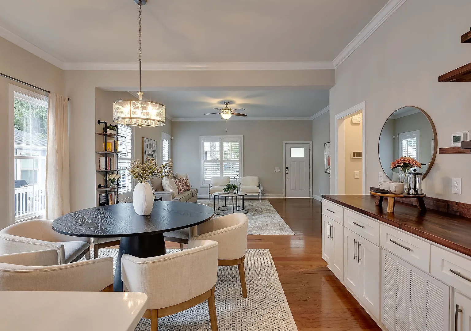 Price Drop! Spacious Beautiful 5 Bedrooms House With A Fenced-In Backyard In A Cul-de-Sac — Photo 2