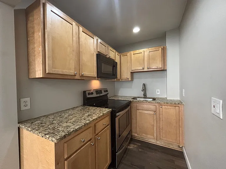 334 University Ave — Photo 10