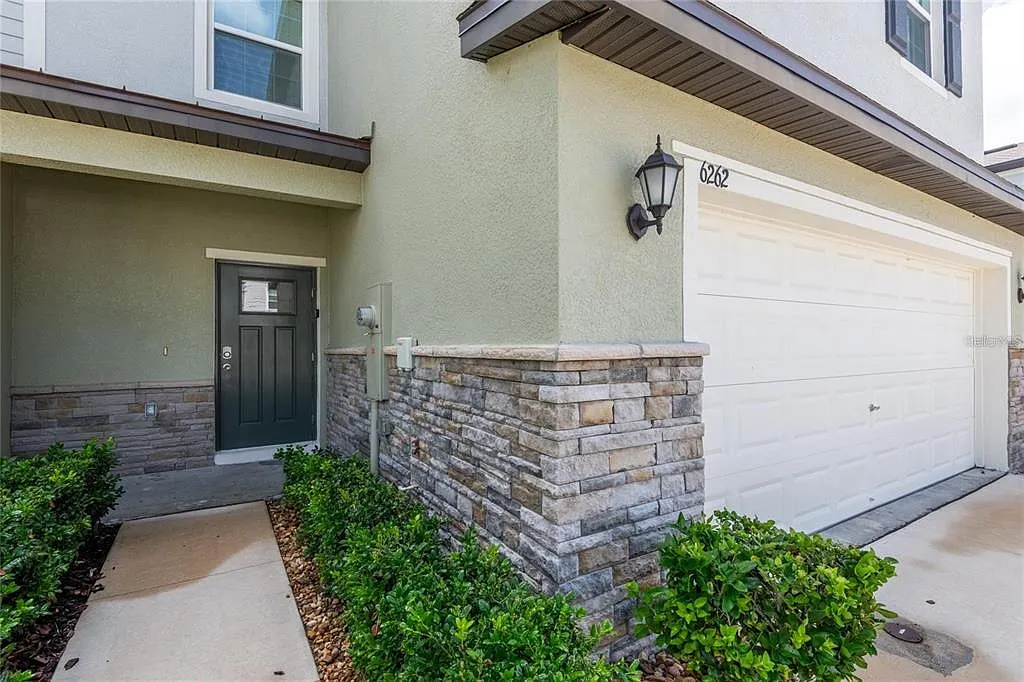 4 bed, 2.5 bath, 2466 sqft, $2,895 — Photo 3