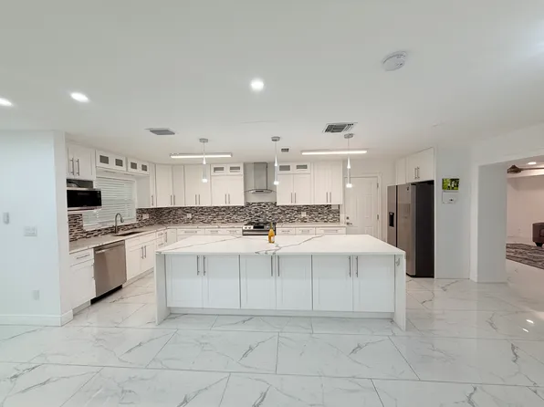 1557 Robinson Dr N, Saint Petersburg, FL 33710