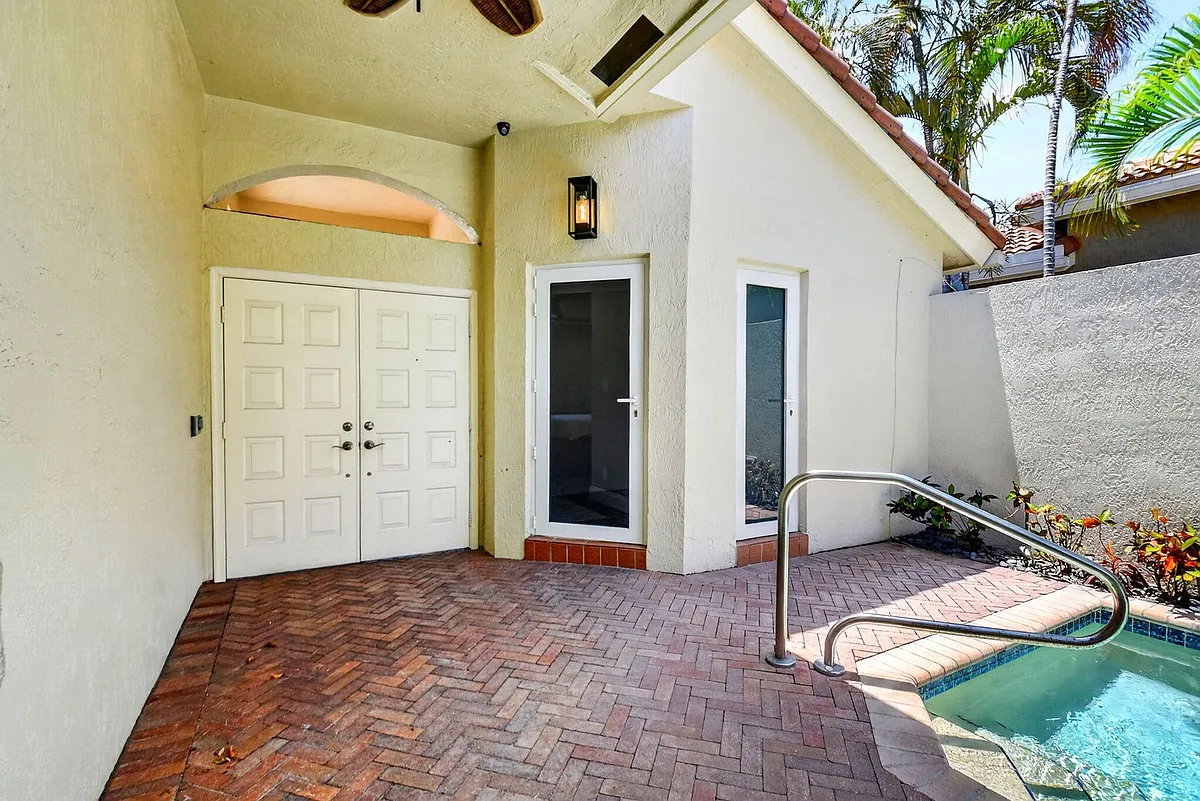 Building Photo - 5063 Ventura Dr