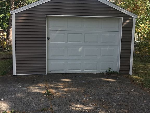 3rd image of 1481 Alberta Ave