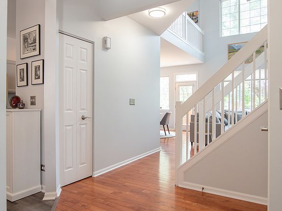 4th image of 908 Highgate Ln