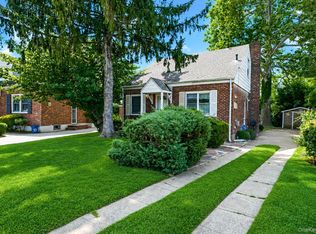 45 Park Circle, New Hyde Park, NY 11040