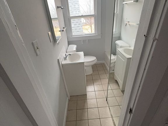 4th image of 960 W Delaware Ave #2
