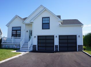 31 Bittersweet Ave, Hampton Bays, NY 11946