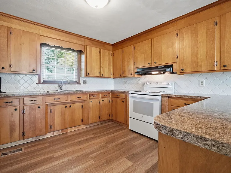 524 Benefit Rd — Photo 12
