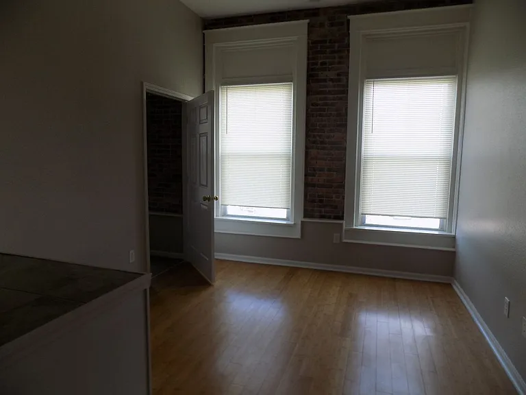 121 W Broadway Ave — Photo 5