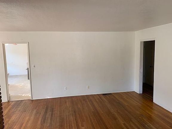 3rd image of 4 E Robinson Ave
