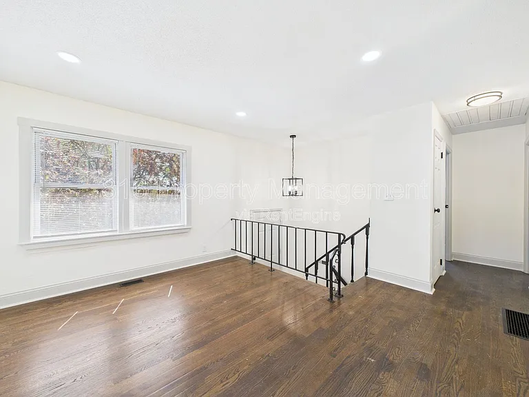 1406 N Ponca Dr — Photo 2