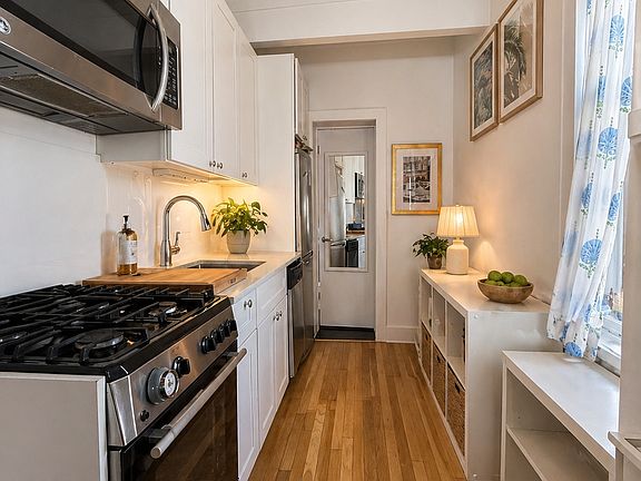 3rd image of 109 Saint Marks Pl APT 23
