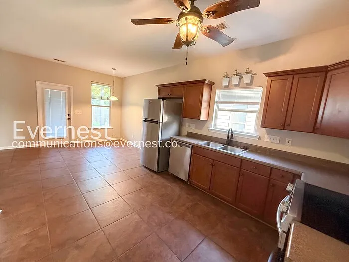 1136 Washington Dr — Photo 4