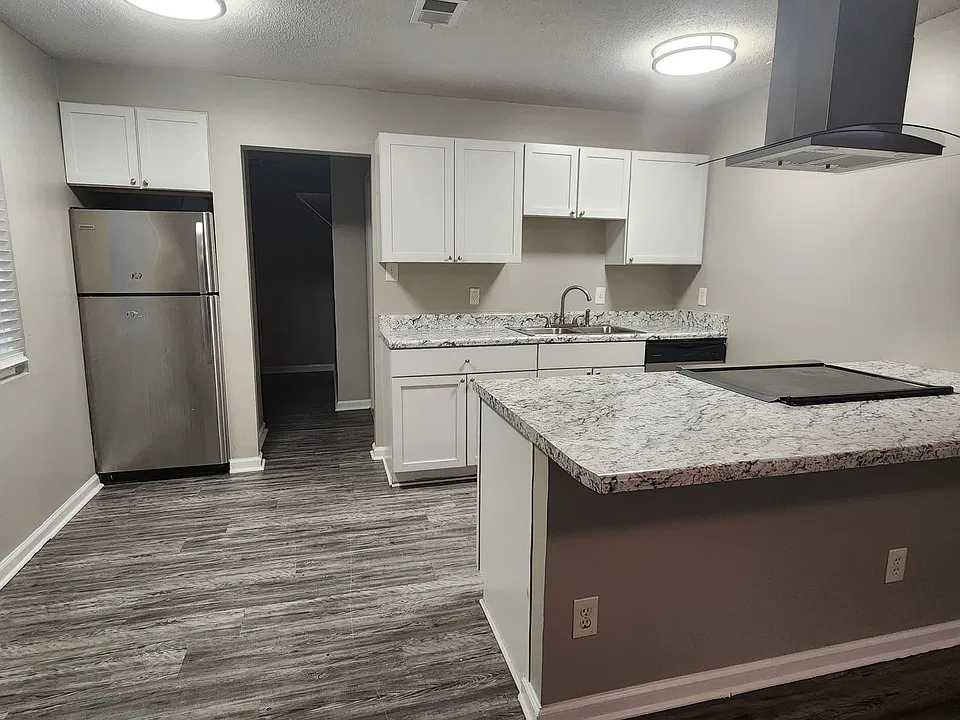 1325 Whitfield Park Dr