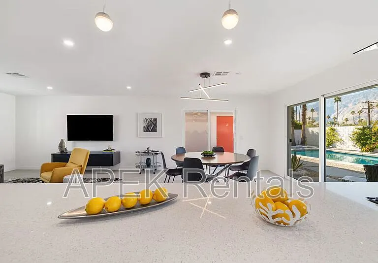945 N Buttonwillow Cir — Photo 44