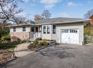 21 Estate Rd, Smithtown, NY 11787