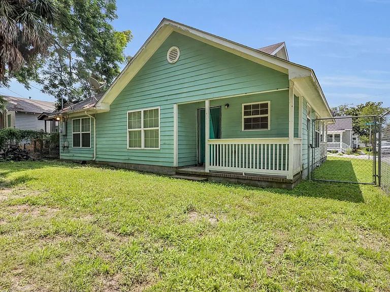 1202 E Waldburg St — Photo 20