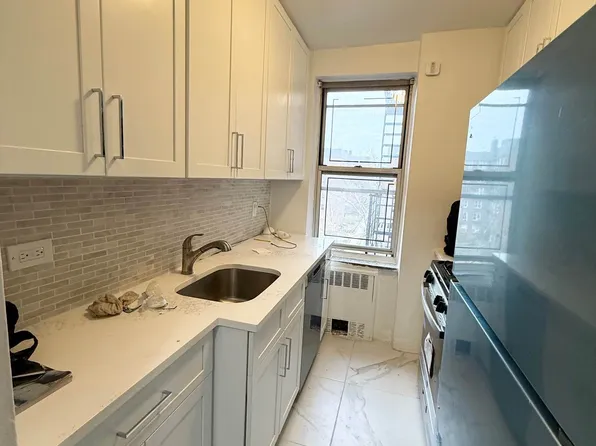 67-12 Yellowstone Boulevard image 1 of 8