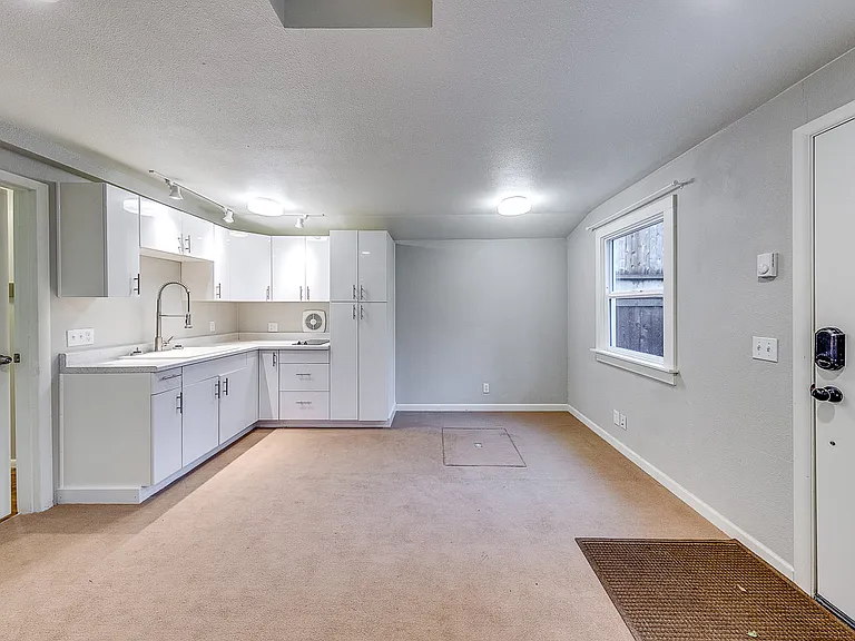1140 Wing Point Way NE #B — Photo 8