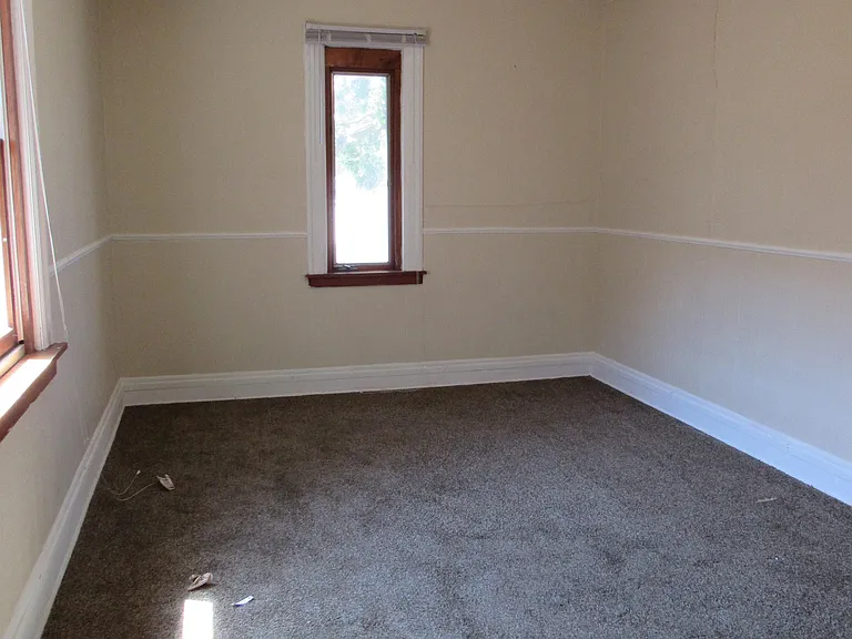 321 W Elm St — Photo 9