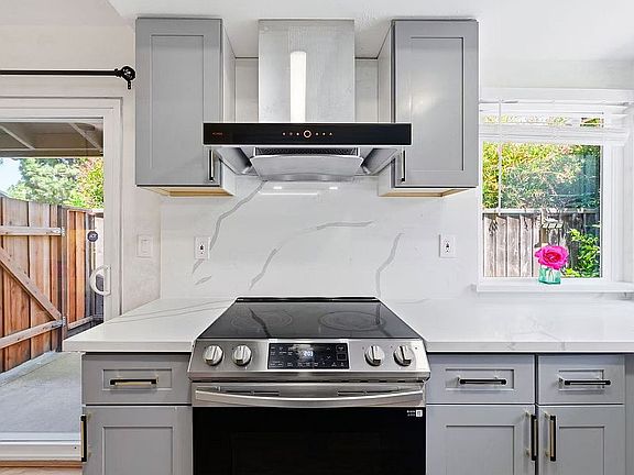 2nd image of 2402 Heathrow Ln