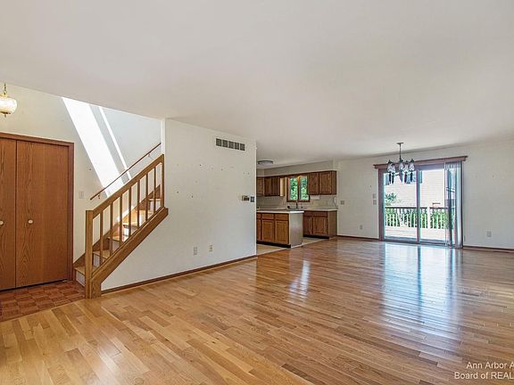 4th image of 590 Berkshire Dr