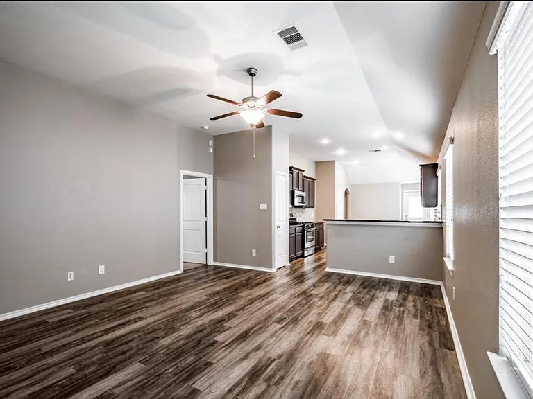 8314 Broadleaf Ave — Photo 5