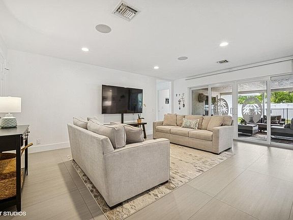 4th image of 746 SW 2nd Street