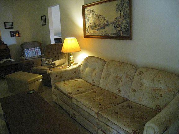 4th image of 202 E Brooks St