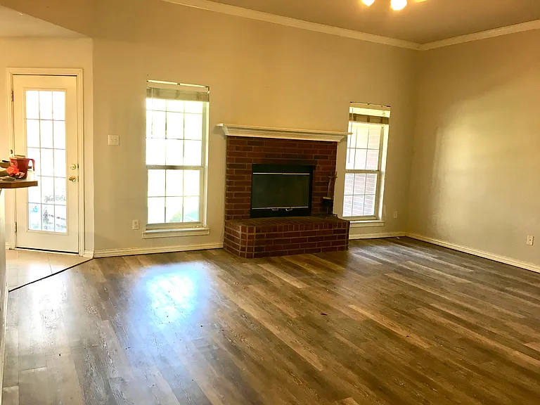 1020 Brookhaven Dr — Photo 2