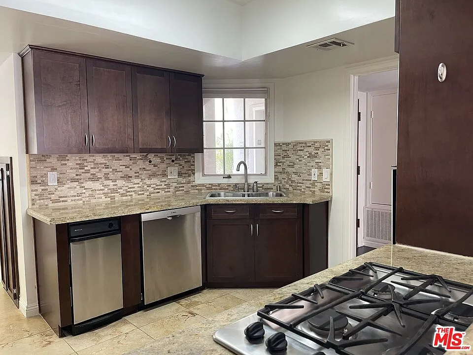 2 bed, 2.5 bath, 1448 sqft, $4,200 — Photo 4