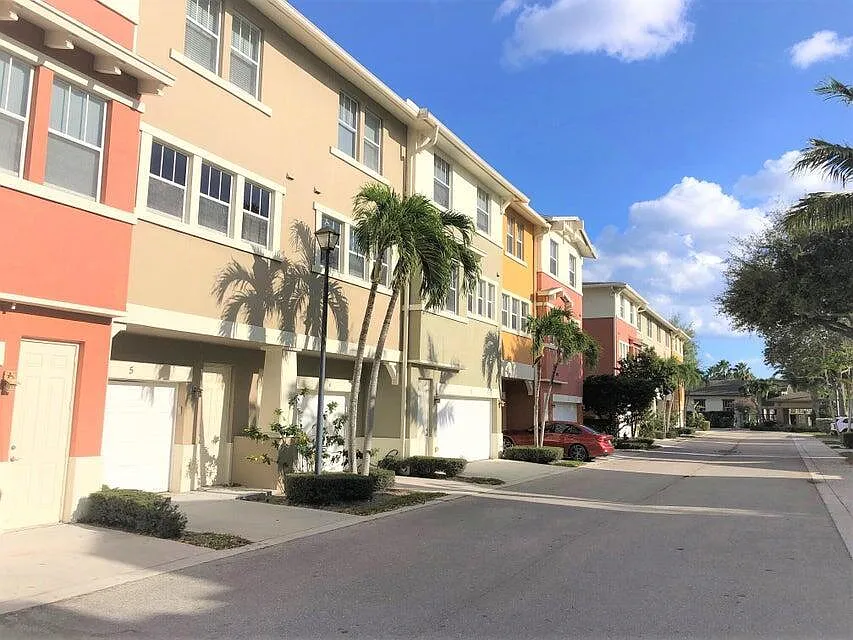2 bed, 2.5 bath, 1448 sqft, $2,800 — Photo 4