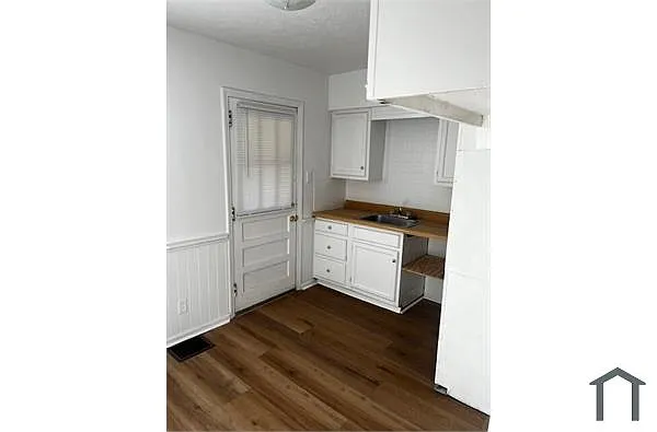 Building Photo - 328 E Maplewood Ave