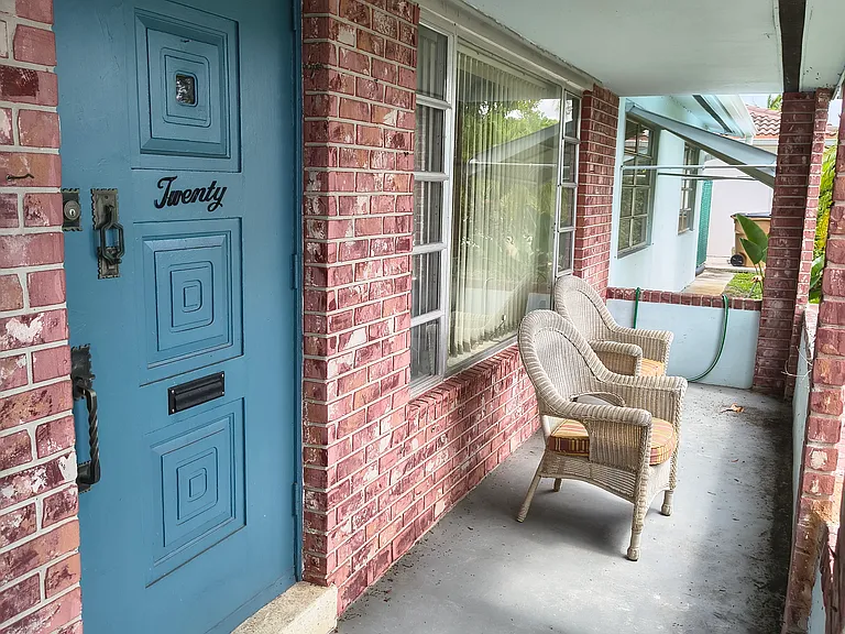20 SE 8th Ave — Photo 2