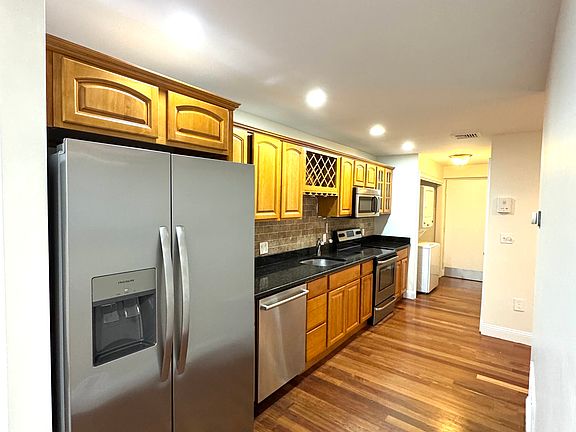 5th image of 191 Commercial St APT B02
