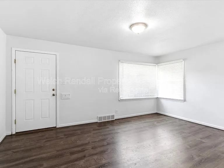 2709 Gramercy Ave #B — Photo 4