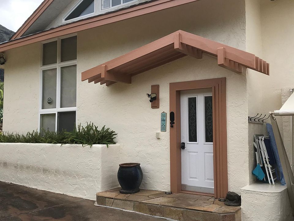 Front entrance into cottage.
