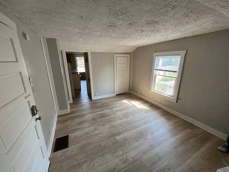 808 W Beechwood Ave — Photo 3